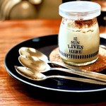 カフェ ザ サン リブズ ヒア - 