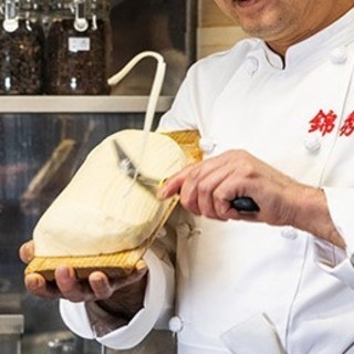 Brilliant craftsmanship! Watch the performance of making “knife-cut noodle” right in front of your eyes