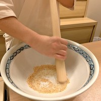御成門はる - 丁寧に炒った胡麻をすります