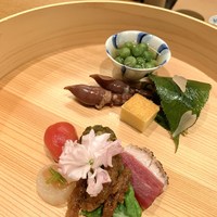 御成門はる - 八寸 （うすい豆　鳥貝手毬寿司 新生姜　蛍烏賊 厚焼玉子　鴨燻製　ふきのとう　フルーツトマト 山独活　鮴）