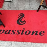 passione - 店舗入口　ロゴ入リカーペット