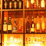バースタックス - リキュールがずらりと並んでいます