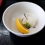 うわさの麺蔵 - レモンを絞っていただきます。