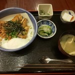 和味庵 - 焼鳥とそぼろの温玉親子丼定食 950円