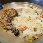 Nando's - 炭火焼きならではの香ばしさと弾力ある骨付き鶏の旨味、Mild Peri-periソースは穏やかな辛さ