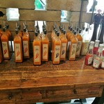 Nando's - 漬け込んだペリペリソース以外のソースも小皿に取って自由に試せる！セルフサービスのソースバー