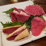 サクラ 馬ール - 馬肉5種盛り(赤身+コウネ,フタエゴ,ロース,ハラミ)