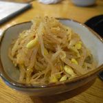 コーラ - お通し（もやしのナムル）