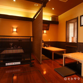 The main seats are horigotatsu-style tatami seats. You can relax in any situation