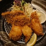 酒肴 新屋敷 - 手前は鱧 奥が鯵 に牡蠣フライ