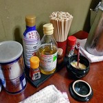 喜八 - 卓上に常備された調味料類