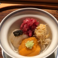 肉割烹 上 - 生の牛肉と、雲丹と、白エビのうえにトリュフと、毛蟹の小さなどんぶり