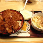 江戸屋 - タルタルソースカツ丼（タルタル投入前）