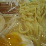 北海道らーめん魚らん坂 - 黄色い麺拡大。