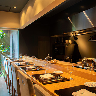 Enjoy fine dining while gazing at the courtyard garden in an elegant space renovated from a Kyoto townhouse