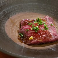 鮨 そえ島 - ◆鯨の尾の身・・片面は軽く炙り、新玉葱のそーすで。 久しぶりに頂きましたが、甘味を感じとても美味しい品でした。ソースの味わいもいいですね。