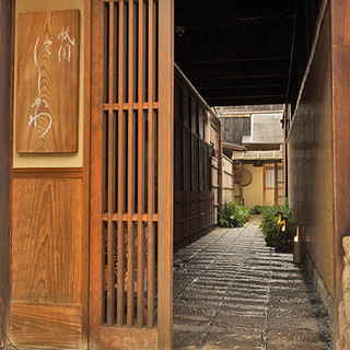 陰影が誘う美食の世界。日本の粋を体現した数寄屋の情緒