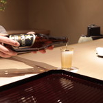 富小路 やま岸 - まずはサッポロ瓶で