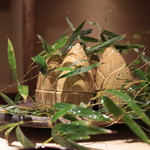 富小路 やま岸 - 美しい筍モチーフの陶器