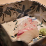 富小路 やま岸 - 明石桜鯛、醤油、梅、雲丹ソースで