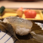 富小路 やま岸 - 桜の花包みの閂（かんぬき）寿