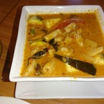 プロォーイ タイ料理 - レッドカレーと薬味の壺