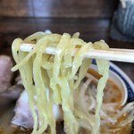 ni るい斗 - 麺は平打ちの太麺