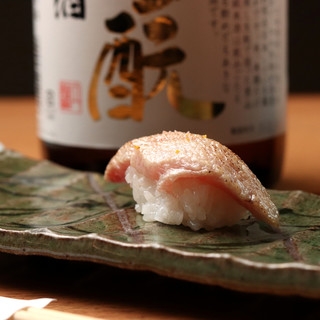 炙り×自家製ゆず塩で楽しむ自慢の名物寿司はトロうま食感＊