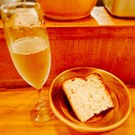 4ヴァンテオ - ★★★突き出しのコンフィ ★★★スパークリングワイン 540円 少ないな～ 隠れた名店だ！俺の隠れ家に決めた！