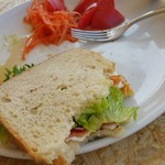 ラシーヌ ファーム トゥー パーク - フォークで突っつくのが面倒臭いレタスも一緒に挟んで、サンドイッチに。