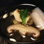 ふきや - 椀物。柔らかい鮑、原木椎茸の仄かな旨味が出汁に滲みて良い味わいです。