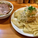 りきどう - つけ麺(凄平麺)チャーシュー
      ネギトッピング