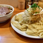 りきどう - つけ麺(凄平麺)チャーシュー
      ネギトッピング