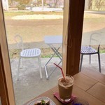 イチ カフェ - 桜を見ながら