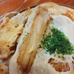 定食家 - 厚さ８mmほどのロースカツ
            衣厚めで丼つゆをいい塩梅に吸っています