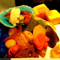 霞庭 まつばら - 弁当（ホタルイカとホワイトアスパラ、出汁巻き玉子、銀鱈の西京焼き、煮物、揚物？）