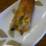 上海わんたん・食彩厨房 - 春巻きの断面、具材が豊富で彩り豊かです。
