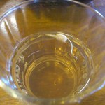 上海わんたん・食彩厨房 - サービスのジャスミンティー（浮いているのは花です）。