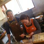 上海わんたん・食彩厨房 - 記念撮影、照れる奥様♪（許可済みです）