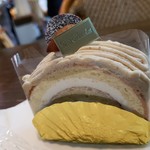 プティ・ショコラ - 栗のロールケーキ(389円)です。