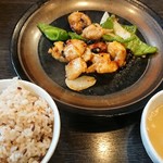 本格中華と日本酒のお店 酒廊 而空 - 地鶏モモ肉とピーマンのトーチ炒め　1,000円