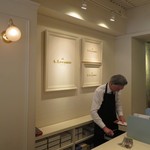 ルコント 銀座店 - 銀座のイメージ通り店員さん。