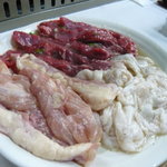 炭火焼倶楽部 - お疲れサマセットのハラミ、ホルモン、鶏ネック