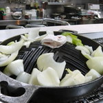 炭火焼倶楽部 - ジンギスカンには玉葱が付いてきます