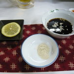 炭火焼倶楽部 - ジンギスカンには塩胡椒とタレが付いてきます