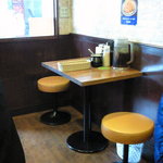 かつれつ四谷たけだ - 店内のテーブル席の風景です