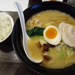 ランチタイムは半ライスが無料サービス