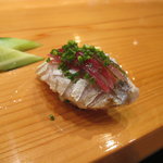 天寿し - 鰆の炙りに茗荷と昆布