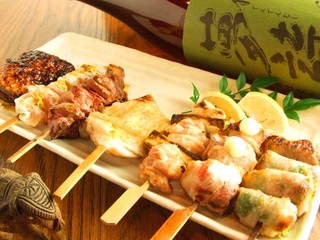 Shikishu Saikaen - 自慢の串焼きは鳥取から毎日届く大山匠鶏（だいせんたくみどり）。真ん中とろ～りのレバーは絶品！