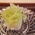 緒方 - ①蕗の温かい寿司
      透き通った薄緑のビジュアル、鮮烈な青い香り、シャキッとした食感、苦みの無いクリアな味わい、塩揉みしているハズなのに塩味を感じません
      温かい酢飯と合わせるというオリジナリティ溢れる一品